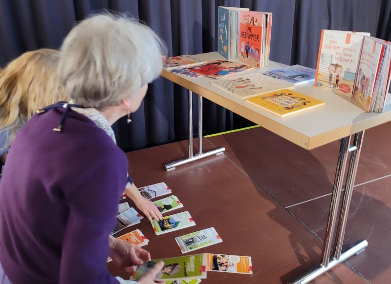 Büchertisch